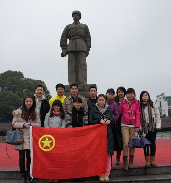 “学雷锋，献爱心”——中国共产主义青年团乐鱼平台-乐鱼（中国）一站式服务平台集团股份有限公司委员会开展慰问贫困学生助学活动