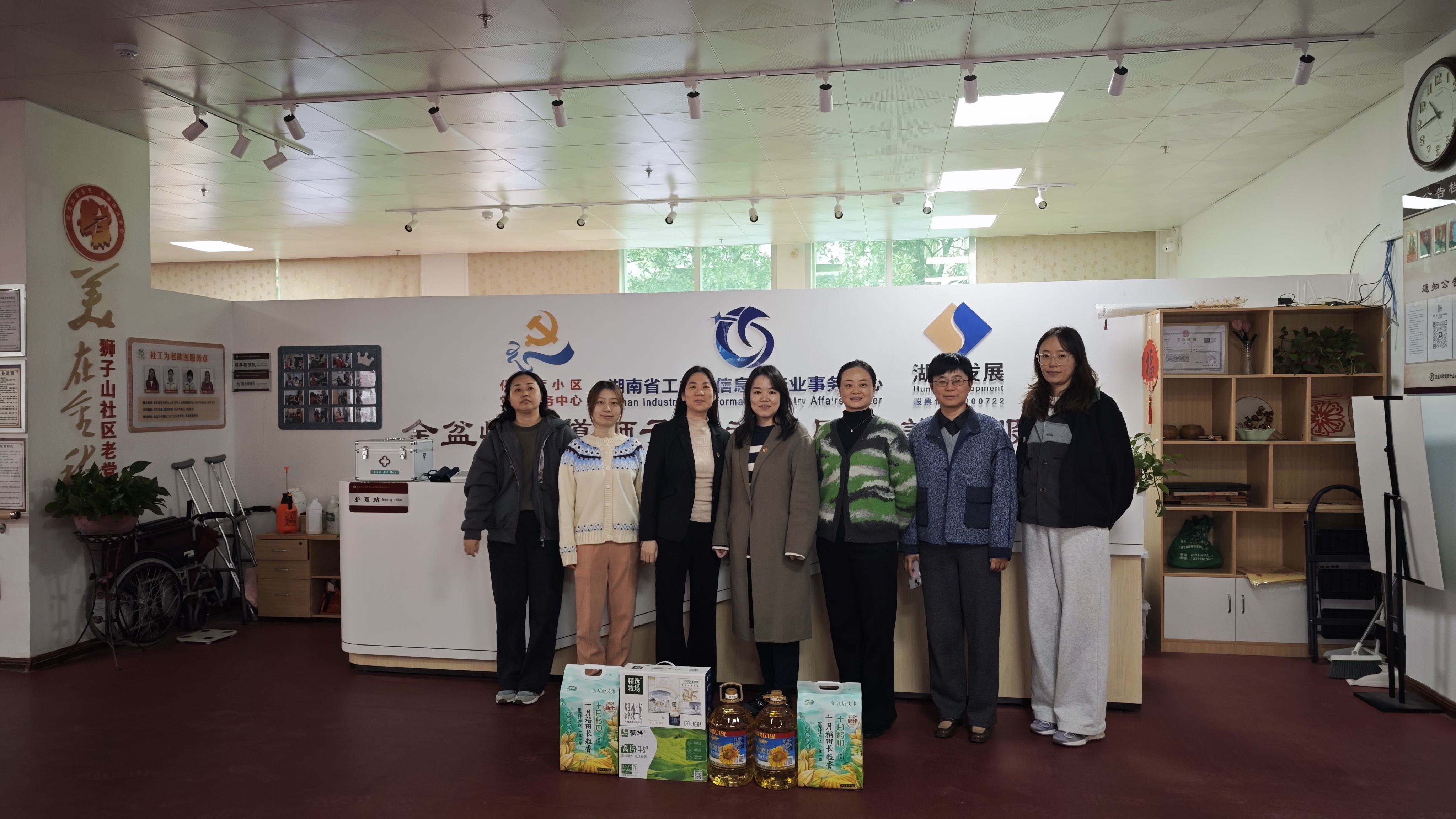乐鱼平台-乐鱼（中国）一站式服务平台证券事务与资金财务党支部开展“关爱独居老人”志愿服务活动